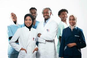 team of groep van een dokter, verpleegster en medisch professioneel collega's staand samen. portret van verschillend gezondheidszorg arbeiders op zoek zelfverzekerd. midden- oostelijk en Afrikaanse, moslim medisch team. foto