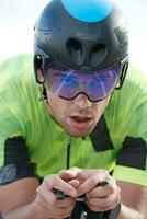 close-up van triatlonatleet die fiets berijdt foto