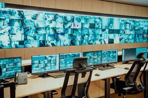 leeg interieur van groot modern veiligheid systeem controle kamer, werkstation met meerdere toont, toezicht houden kamer met Bij veiligheid gegevens centrum leeg kantoor, bureau, en stoelen Bij een hoofd cctv veiligheid gegevens foto