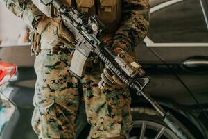 Amerikaans marinier corps speciaal operaties soldaat voorbereidingen treffen tactisch en communicatie uitrusting voor actie strijd detailopname foto