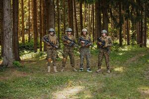 soldaat strijders staand samen met geweren. groep portret van ons leger de elite leden, privaat leger bedrijf militairen, anti terrorist ploeg foto