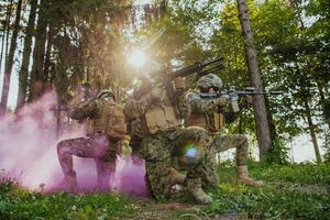 een groep van modern oorlogvoering soldaten is vechten een oorlog in gevaarlijk afgelegen Woud gebieden. een groep van soldaten is vechten Aan de vijand lijn met modern wapens. de concept van oorlogvoering en leger conflicten foto