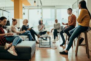 jong ontwerper geven sommige nieuw ideeën over project naar zijn partners in conferentie kamer. bedrijf mensen bespreken over- nieuw bedrijf project in kantoor. foto