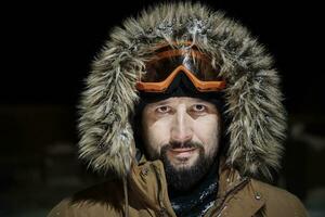 Mens Bij winter in stormachtig weer nacht vervelend warm vacht jasje foto