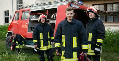 groep van brand strijders staand zelfverzekerd na een goed gedaan redden operatie. brandweer klaar voor noodgeval onderhoud. foto