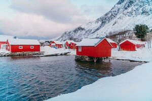 traditionele Noorse vissershutten en -boten foto