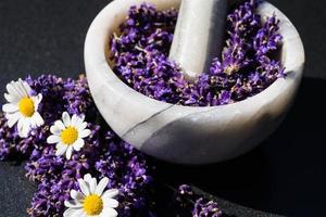 alternatieve geneeswijzen met verse lavendel