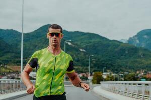 een atleet rennen een marathon en voorbereidingen treffen voor zijn wedstrijd. foto van een marathon loper rennen in een stedelijk milieu