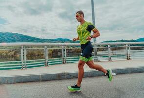 een atleet rennen een marathon en voorbereidingen treffen voor zijn wedstrijd. foto van een marathon loper rennen in een stedelijk milieu