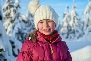 schattig weinig meisje Aan mooi winter dag foto