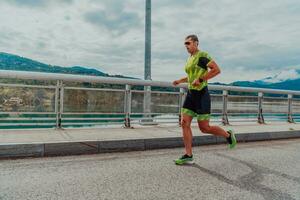 een atleet rennen een marathon en voorbereidingen treffen voor zijn wedstrijd. foto van een marathon loper rennen in een stedelijk milieu