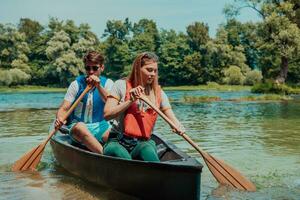 paar avontuurlijk ontdekkingsreiziger vrienden zijn kanoën in een wild rivier- omringd door de mooi natuur foto