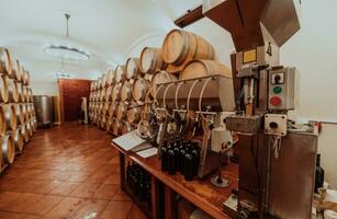wijn of cognac vaten in de kelder van de wijnmakerij, houten wijn vaten in perspectief. wijn gewelven.vintage eik vaten van ambacht bier of brandewijn. foto