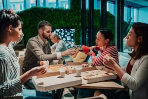 aan het eten pizza met verschillend collega's in de kantoor, gelukkig multi-etnisch medewerkers hebben pret samen gedurende lunch, genieten van mooi zo gesprek, en emoties foto