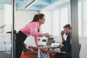 emotioneel paar van jong collega's ruzie maken in modern kantoor. bedrijf vrouw geschreeuw Bij haar verdrietig Mens assistent, kopiëren ruimte, kant visie foto