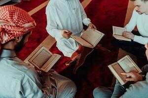 een groep van moslims lezing de heilig boek van de koran in een modern moskee gedurende de moslim vakantie van Ramadan foto