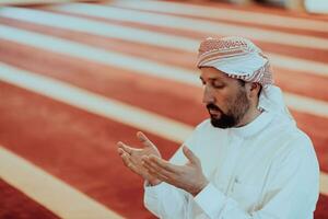 moslim Arabisch Mens bidden. religieus moslim Mens bidden binnen de moskee gedurende Ramadan foto