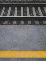 gele streep op een spoorwegpassagiersplatform. foto