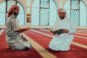 een groep van moslims lezing de heilig boek van de koran in een modern moskee gedurende de moslim vakantie van Ramadan foto