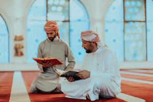 een groep van moslims lezing de heilig boek van de koran in een modern moskee gedurende de moslim vakantie van Ramadan foto