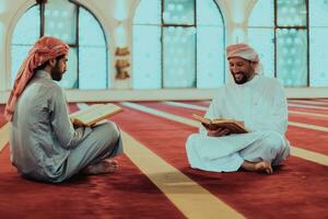 een groep van moslims lezing de heilig boek van de koran in een modern moskee gedurende de moslim vakantie van Ramadan foto