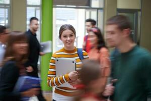 famel leerling met modern technologie in school- foto