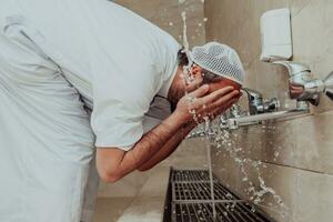 een moslim het uitvoeren van wassing. ritueel religieus reiniging van moslims voordat het uitvoeren van gebed. de werkwijze van reiniging de lichaam voordat gebed foto