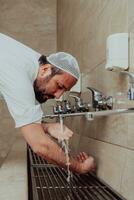 een moslim het uitvoeren van wassing. ritueel religieus reiniging van moslims voordat het uitvoeren van gebed. de werkwijze van reiniging de lichaam voordat gebed foto