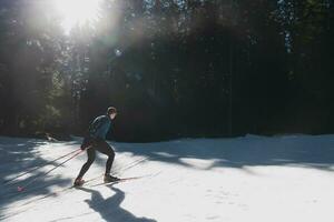 nordic skiën of cross-country skiën klassiek techniek geoefend door Mens in een mooi panoramisch spoor Bij ochtend. foto