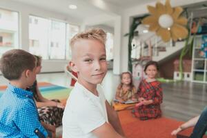 lezing tijd in een elementair school- of kleuterschool, een leraar leest een boek naar kinderen in een elementair school- of kleuterschool. de concept van peuter onderwijs. selectief focus foto