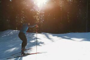 nordic skiën of cross-country skiën klassiek techniek geoefend door Mens in een mooi panoramisch spoor Bij ochtend. foto