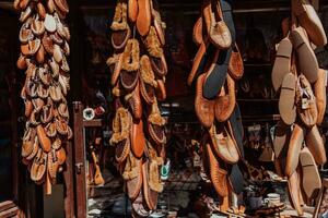 Macedonisch folklore, bruin sandalen. oud schoenen. een deel van de traditie. zwart broek, dichtbij omhoog foto