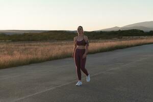 gezond jong paar jogging in de stad straten in de vroeg ochtend- met een mooi zonsopkomst in de achtergrond. foto