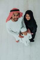 top visie van jong Arabisch moslim familie vervelend traditioneel kleren foto