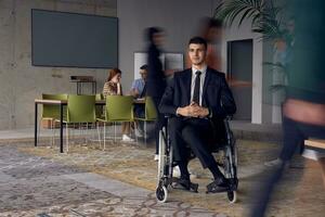 een zakenman in een rolstoel in een modern kantoor, omringd door zijn collega's wie zijn afgebeeld met wazig bewegingen, symboliseert hun ondersteuning en solidariteit net zo ze navigeren de werkruimte samen. foto
