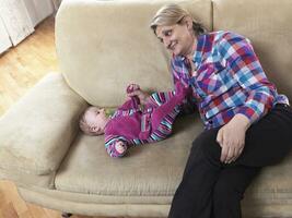 grootmoeder is spelen met pasgeboren baby foto