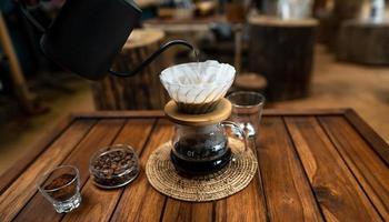 thuis koffie druppelen op een houten tafel foto