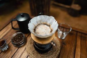 thuis koffie druppelen op een houten tafel foto