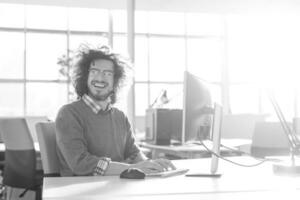 zakenman werken gebruik makend van een computer in opstarten kantoor foto