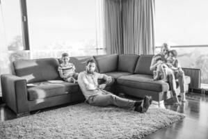 gelukkig jong familie spelen samen Aan sofa foto