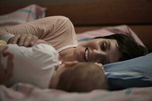 moeder is spelen met baby Bij huis foto