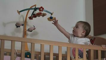 schattig weinig een jaar oud baby en maken eerste stappen in bed foto