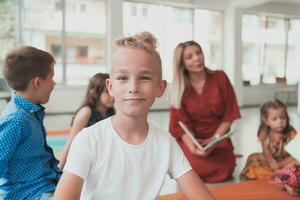 portret foto van een glimlachen jongen in een peuter- instelling hebben pret