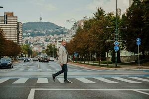 gefocust zakenman in pak wandelen in stedelijk omgeving. foto
