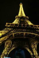 eiffet toren in Parijs Bij nacht foto