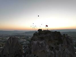 antenne filmische dar visie van kleurrijk heet lucht ballon vliegend over- cappadocia foto