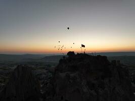 antenne filmische dar visie van kleurrijk heet lucht ballon vliegend over- cappadocia foto