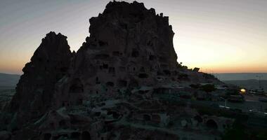 antenne filmische dar visie van kleurrijk heet lucht ballon vliegend over- cappadocia foto