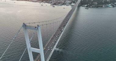 Istanbul Bosporus brug en stad horizon in achtergrond met Turks vlag Bij mooi zonsondergang, antenne glijbaan in een baan om de aarde en bijhouden schot foto