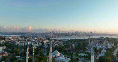 Istanbul, kalkoen. sultanahmet Oppervlakte met de blauw moskee en de hagia sophia met een gouden toeter en Bosporus brug in de achtergrond Bij zonsopkomst. foto